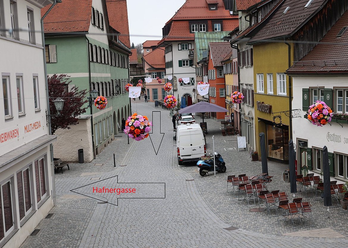 Blick auf die Bindstraße mit Pfeilen 