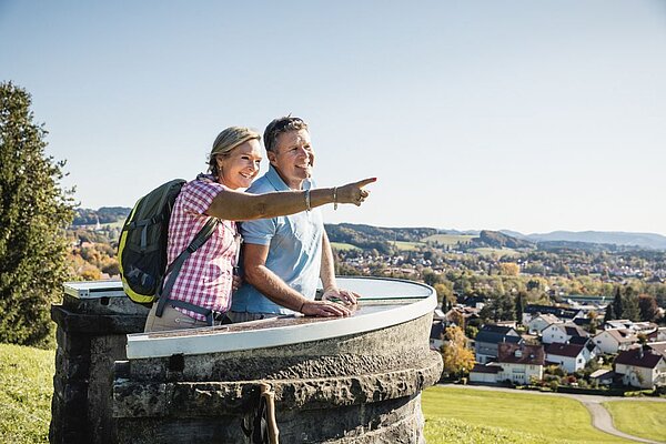 Zwei Personen schauen in die Landschaft