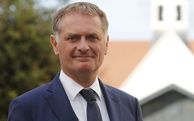 Ein Mann im Anzug.
