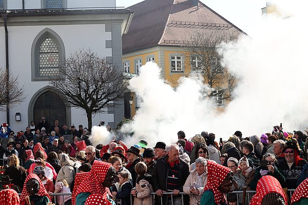 Riesige Rauchwolke von einem Hexenwagen