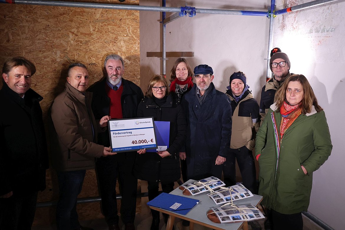 Eine Gruppe mit einem Scheck über 40 000 Euro.