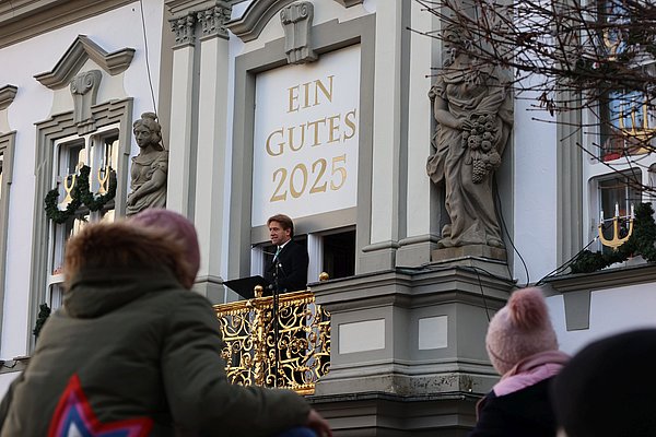 Oberbürgermeister Michael Lang spricht auf dem Balkon am Rathaus