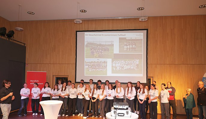 Viele Menschen in mehreren Mannschaften auf der Bühne.