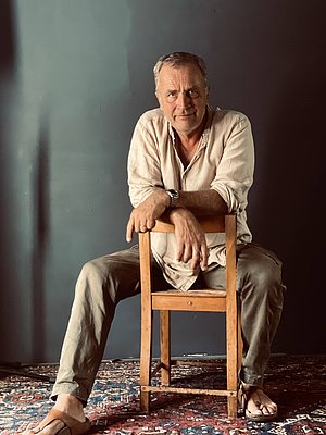 Porträt von Alex Capus mit Stuhl