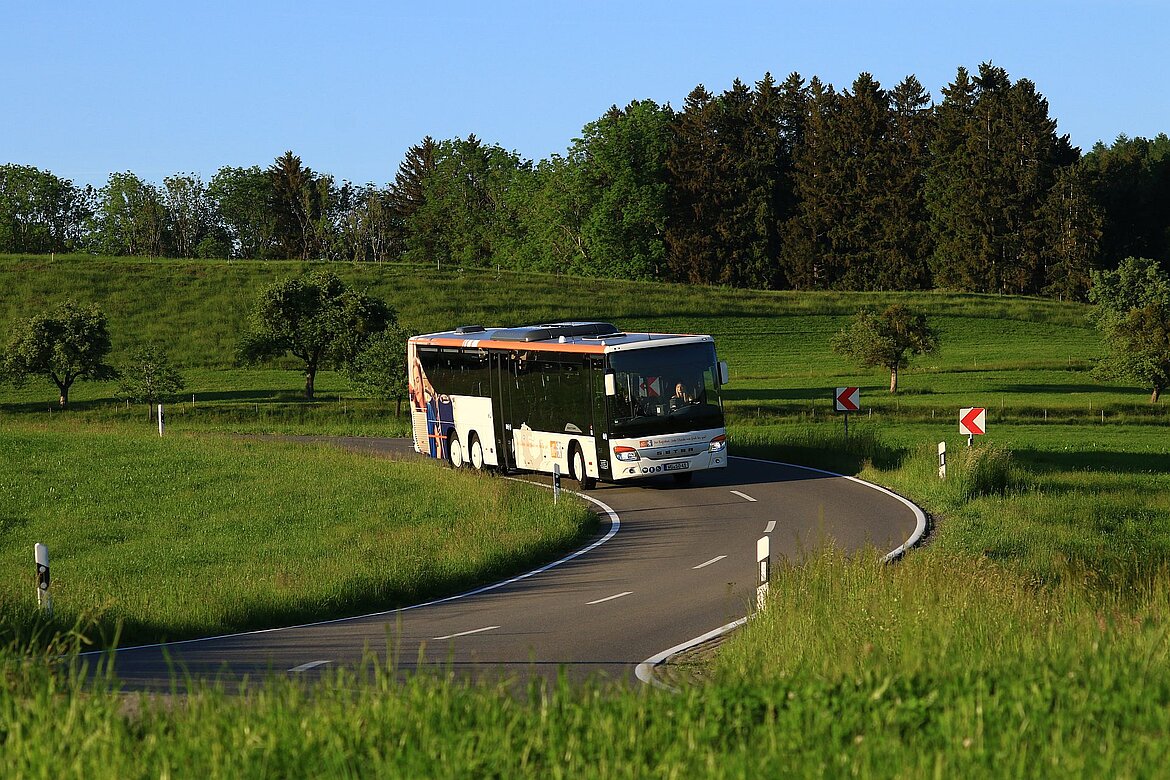 Bus in freier Landschaft