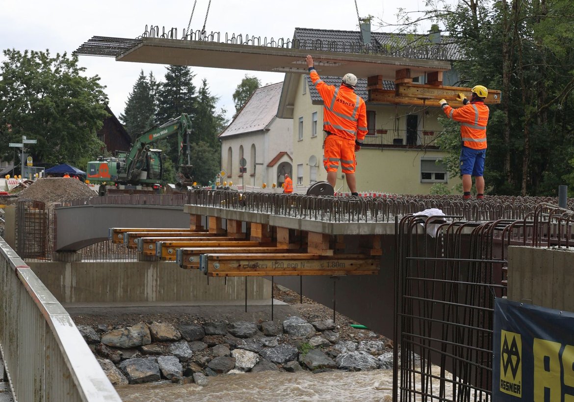Betonteile kommen per Kran an