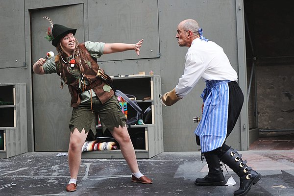 Captain Hook rechts und Peter Pan links.