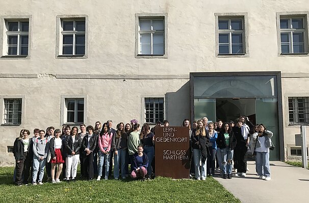 Gruppenbild mit vielen jungen Menschen