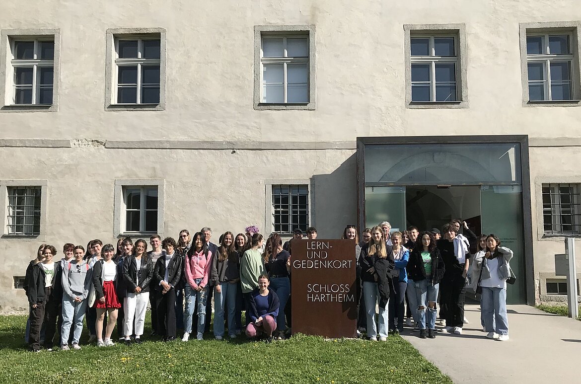 Gruppenbild mit vielen jungen Menschen