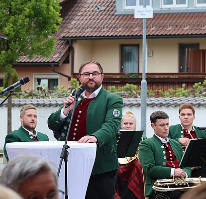 Ein Mann spricht in eine Mikrofon