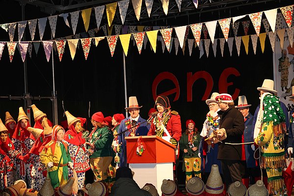 Viele Narren und OB Lang gefesselt und mit dem großen Rathausschlüssel.