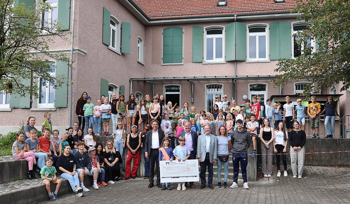 Viele Kinder, OB Lang, zwei Vertreter des Lions-Clubs und die beiden Verantwortlichen vom Jugendhaus