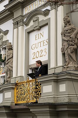 Oberbürgermeister Michael Lang bei seiner Ansprache zum Jahresbeginn 2023 auf dem Rathausbalkon