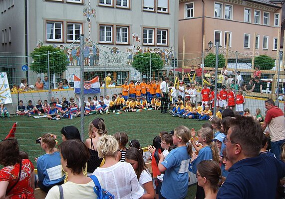 Soccercourt auf dem Postplatz mit Spielern und Zuschauern.