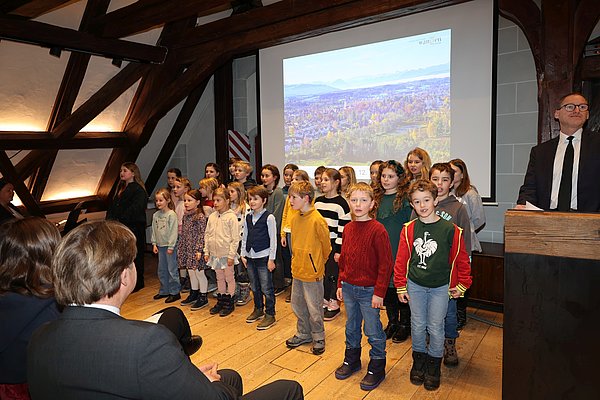 Kinder singen.