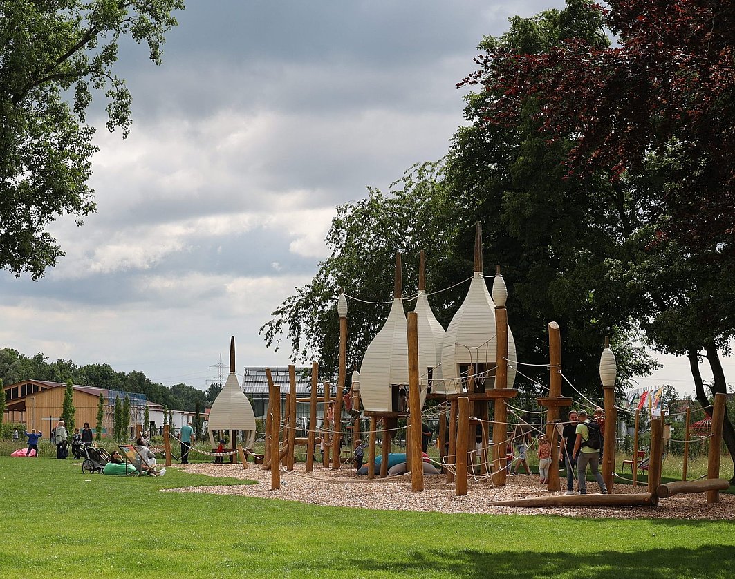 Spielplatz zum Klettern mit Stationen wie Spindeln
