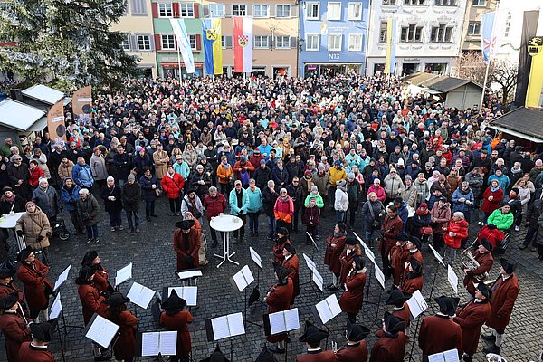 Der Marktplatz von oben mit vielen Menschen und der Stadtkapelle im Vordergrund