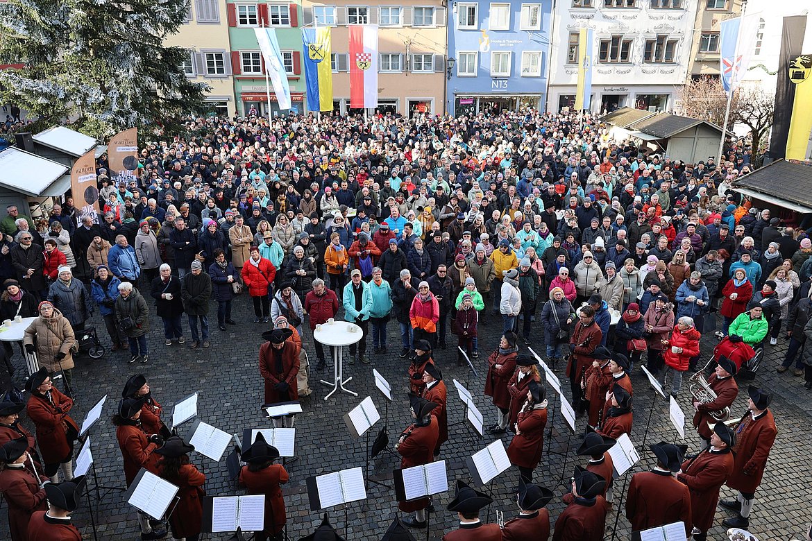 Der Marktplatz von oben mit vielen Menschen und der Stadtkapelle im Vordergrund