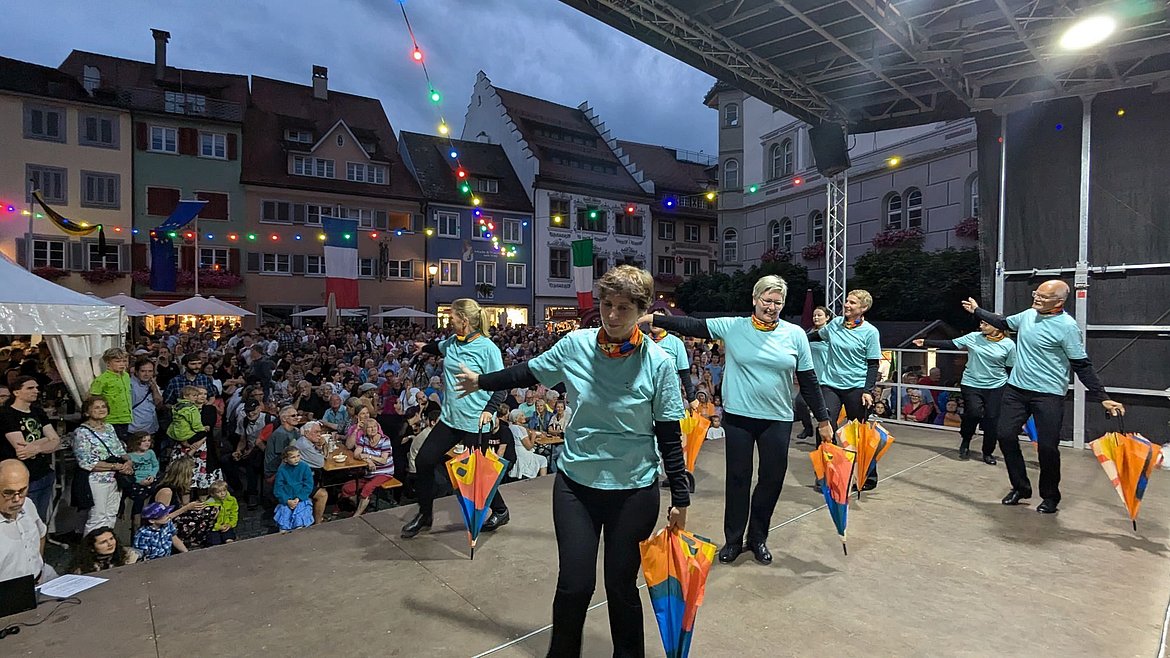 Tänzerinnen in den T-Shirts der Landesgartenschau mit bunten Gartenschau Regenschirmen