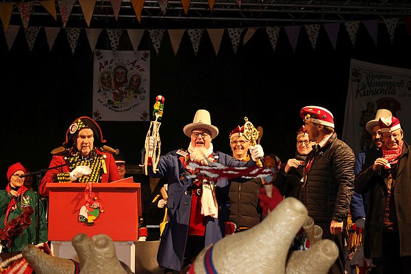 Narrenvater Bernd Rothacker hält den Rathausschlüssel hoch