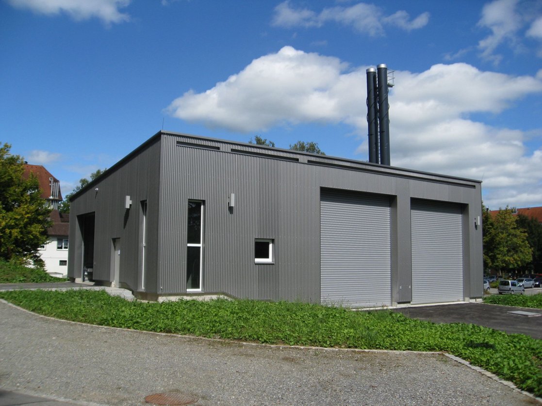 Gebäude der Nahwärmezentrale beim Allgäu-Stadion
