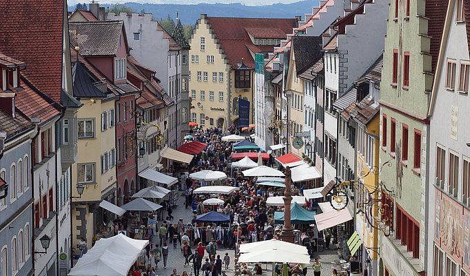 Blick vom Frauentor in die Herrenstraße mit vielen Ständen.
