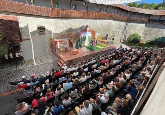 Theater im Zunftwinkel und volle Zuschauerränge.