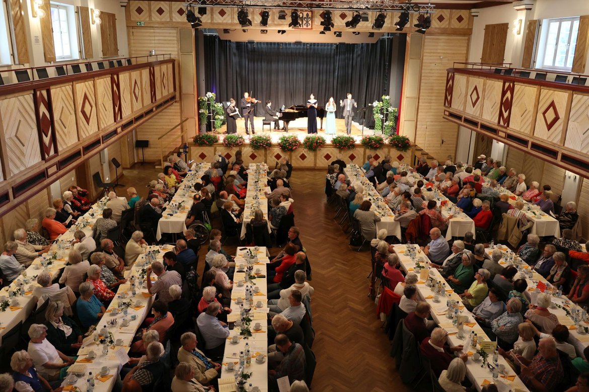 Volle Stadthalle - auf der Bühne ein Ensemble mit sechs Mitgliedern