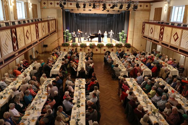 Volle Stadthalle - auf der Bühne ein Ensemble mit sechs Mitgliedern