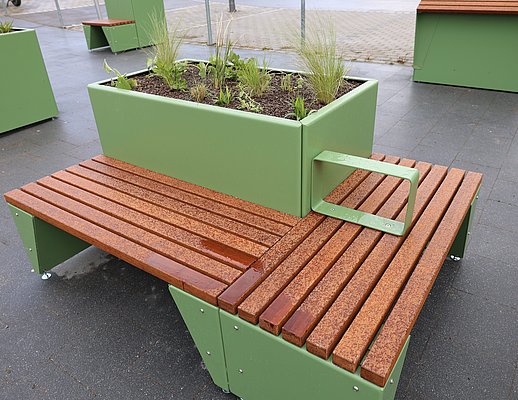 Sitzbänke mit Blumenbeet