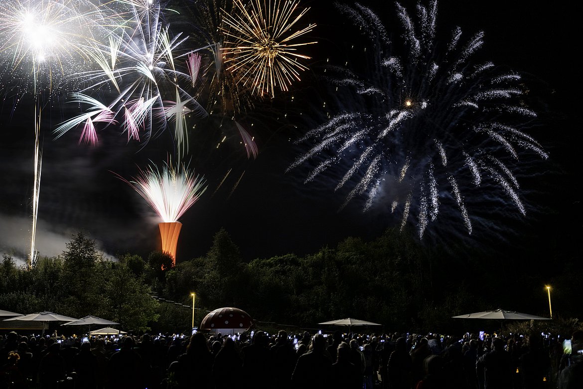 Viele bunte Lichter im Nachthimmel