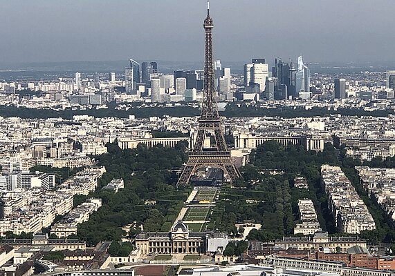 Sicht auf den Eiffelturm und La Defence