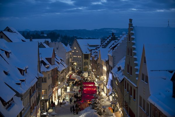 Blick auf die Herrenstraße mit Ständen während der blauen Stunde