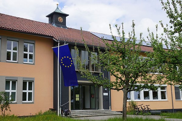 Europaflagge vor dem Wahllokal Gemeinschaftsschule