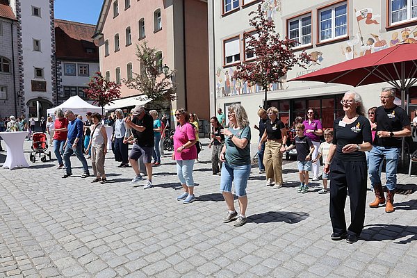 Menschen tanzen auf der Straße.
