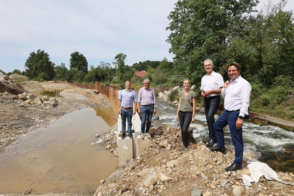 Projektverantwortliche stehen in der Baustelle in der Oberen Argen