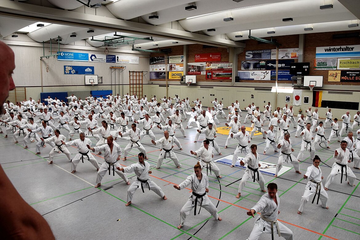 Mehrere 100 Karatekämpfer in der Argensporthalle