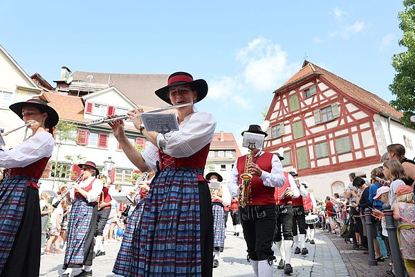 Musikerinnen und Musiker des Musikverein Haslach vor der Eselmühle