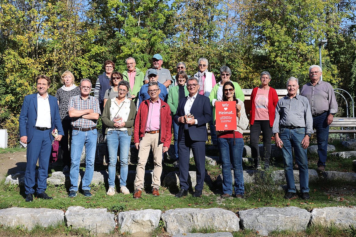 Gruppe von Menschen mit Oberbürgermeister Michael Lang, und dem Vertreter der Kreissparkasse Walter Braun