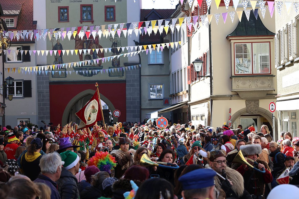 Viele Narren kommen durch das Martinstor, viele Zuschauer