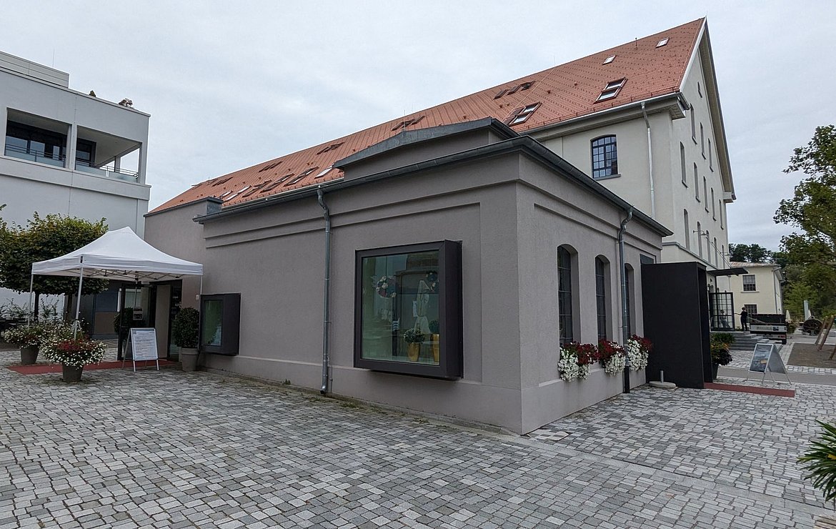 Compoirgbäude, im Hintergrund die Alte Spinnerei.