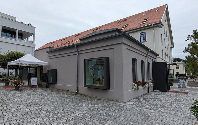 Compoirgbäude, im Hintergrund die Alte Spinnerei.