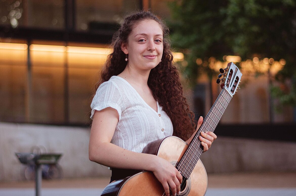 Frau mit Gitarre