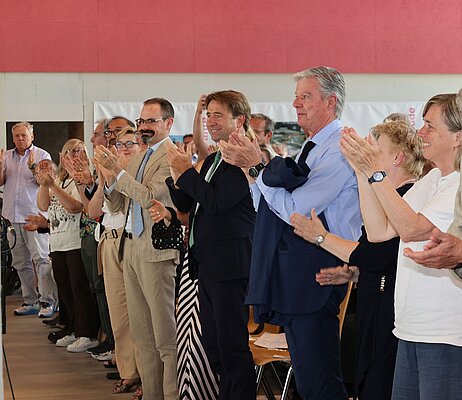 Delegation aus Prato und OB Lang klatschen Beifall.