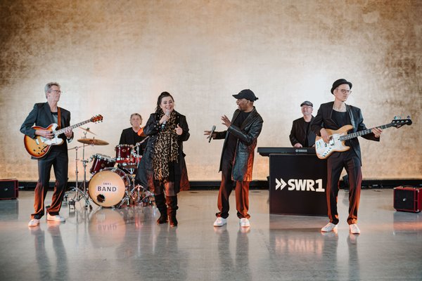 Eine Sängerin, ein Sänger und vier Musiker