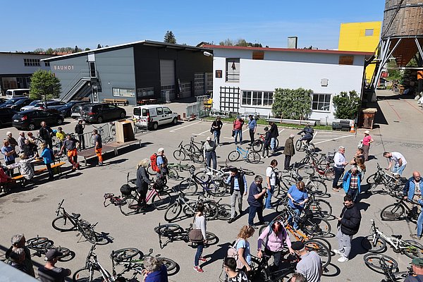 Viele Fahrräder im Bauhof,. Menschen schauen sie an.