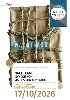Plakat für das Stück "Nachtland" von Marius von Mayenburg, mit einem Paket aus braunem Papier, das mit Jute-Schnur zusammengebunden ist. Die Worte "NACHTLAND" sind gut lesbar. Unten sind Veranstaltungsdetails wie Datum und Uhrzeit angegeben.