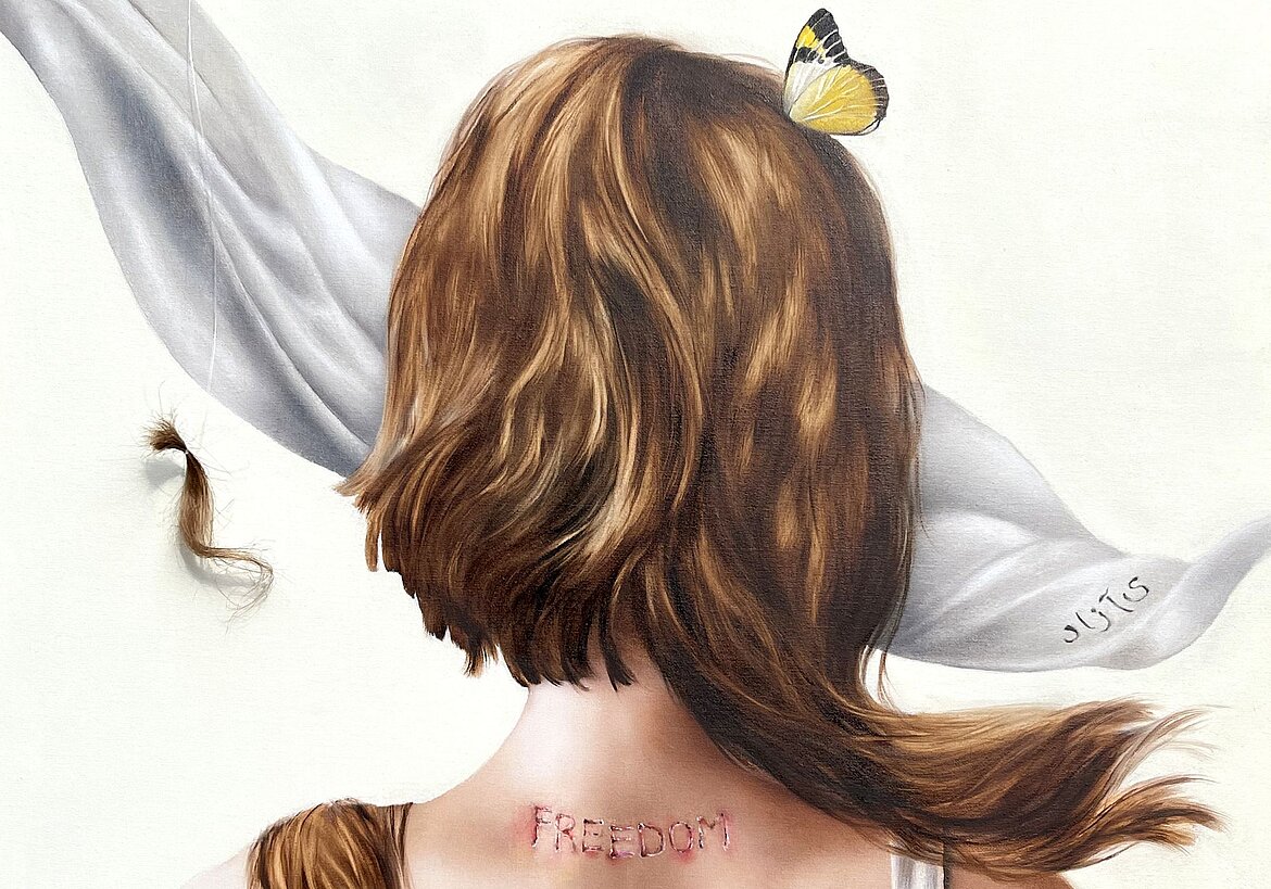 Frauenkopf von hinten, auf der Schulter der Schriftzug  FREEDOM