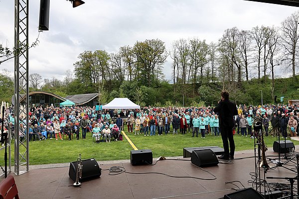 OB Michael Lang spricht auf einer Bühne zu vielen Menschen auf der Argenwiese