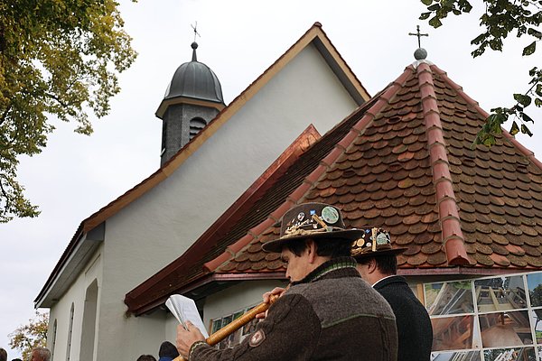 Die Kapelle mit Alphornbläsern im Vordergrund.
